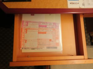 ホテル阪神 シングルルーム 左の引き出し 宅急便伝票が入っていました