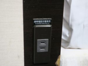 アパホテル大阪肥後橋駅前 シングルルーム ベッド脇のコンセント