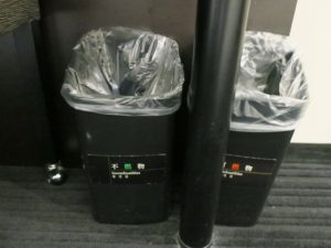 アパホテル大阪肥後橋駅前 シングルルーム ごみ箱は可燃物と不燃物に分かれています