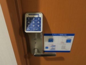 スーパーホテル 梅田・肥後橋 ドアについているテンキー 暗証番号を押せばドアロックが解除される仕組みです