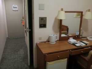 ハートンホテル西梅田 シングルルーム 窓方向から撮影