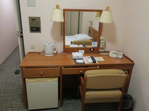 ハートンホテル西梅田 シングルルーム デスクは窓と反対を向いています