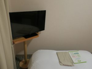 ハートンホテル西梅田 シングルルーム テレビは窓側にあります