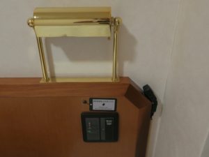 ハートンホテル西梅田 シングルルーム 枕元のコンセント