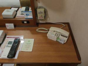 ハートンホテル西梅田 シングルルーム デスク回り インターネットは有線・無線共に利用可能です