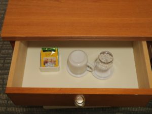 ハートンホテル西梅田 シングルルーム 左側の引き出し ティーバックとマグカップ、コップが入っています