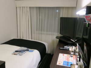 アパヴィラホテル 淀屋橋 シングルルーム 入り口から窓方向を撮影