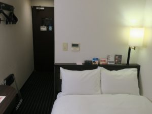 アパヴィラホテル 淀屋橋 シングルルーム 窓側から入り口方向を撮影