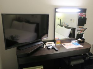 アパヴィラホテル 淀屋橋 シングルルーム デスク回り テレビがでかいです