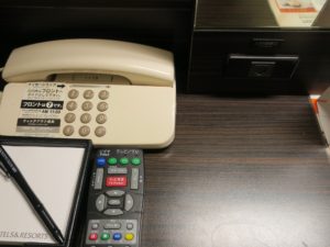 アパヴィラホテル 淀屋橋 シングルルーム デスク上 左側に有線LANコネクターがあります