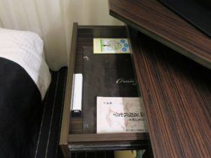 アパヴィラホテル 淀屋橋 シングルルーム デスク左の引き出しの中