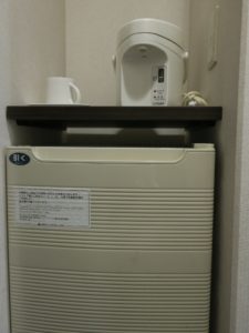 アパヴィラホテル 淀屋橋 シングルルーム 入り口横 ポットとマグカップ、冷蔵庫があります