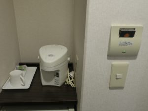 アパヴィラホテル 淀屋橋 シングルルーム 入り口横 カードホルダーと電気ポット、マグカップ