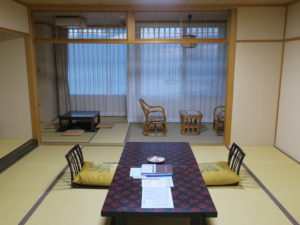 浅虫温泉 ホテル南部屋・海扇閣 和室 入り口から窓方向を撮影