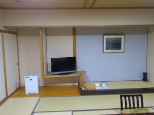 浅虫温泉 ホテル南部屋・海扇閣 和室 床の間 テレビと加湿空気清浄機が置いてあります