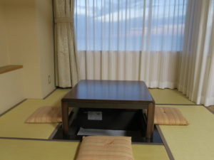 浅虫温泉 ホテル南部屋・海扇閣 和室 窓側にある掘りごたつ