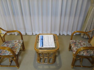 浅虫温泉 ホテル南部屋・海扇閣 和室 窓側にあるイスとテーブル
