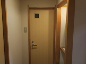 浅虫温泉 ホテル南部屋・海扇閣 和室 正面がトイレ 右が室内と冷蔵庫 左が浴室