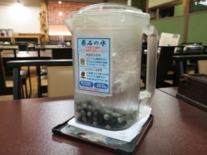 石和温泉 薬石の湯 瑰泉 お食事処で出てくる薬石の水