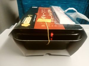 黒毛和牛ステーキ&ハンバーグ弁当 ひもを引っ張ると加熱する仕組みです