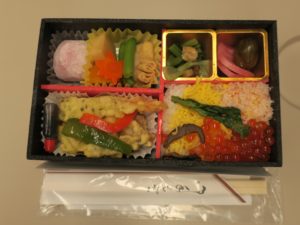 日本のおもてなし弁当 中身 見た目にも鮮やかですね