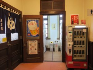 上諏訪温泉 片倉館 館内 男湯入り口と自販機コーナー