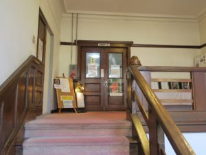 上諏訪温泉 片倉館 館内 2階への階段と休憩室入り口