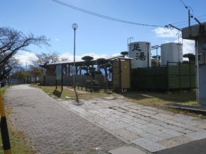 諏訪湖間欠泉センター 足湯 湖岸通り側から撮影