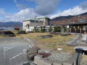 諏訪湖間欠泉センター 足湯 諏訪湖側から撮影