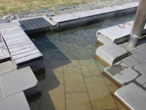 諏訪湖間欠泉センター 足湯 上諏訪温泉は弱アルカリ性単純温泉で、無色透明のお湯です