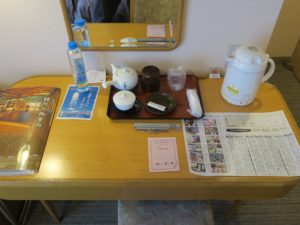 上諏訪温泉 ホテル鷺の湯 デスク回り 旅館セットとポットが置いてあります