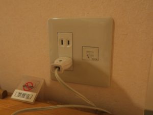 上諏訪温泉 ホテル鷺の湯 ポットの裏 ACコンセントと有線LANコネクターがあります