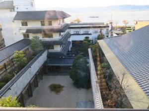 上諏訪温泉 ホテル鷺の湯 中庭を上から撮影 諏訪湖と初島が見えます