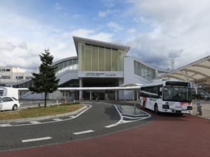 JR大糸線 松本駅 アルプス口(西口) バスターミナルとタクシー乗り場があります
