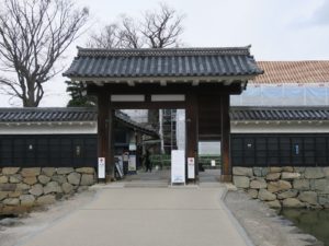 松本城 券売所 奥に黒門があります