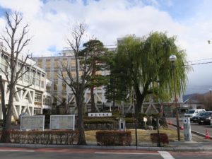 松本市役所 松本城の太鼓門のすぐ近くにあります