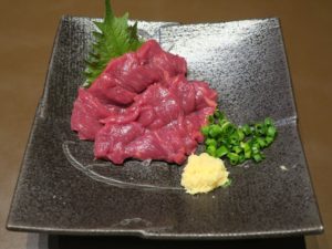 馬刺し そばきり みよ田にて