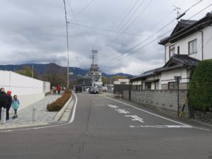 松本 西堀通り 松本税務署の前 右を向くと松本城が見えました