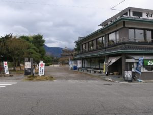 松本城公園入口 松本城はすぐ近くに行かないと見えません
