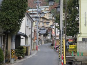 松本 浅間温泉 湯坂通り 狭い路地に温泉旅館が立ち並びます