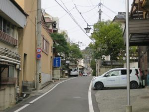 松本 浅間温泉 山の手通り 比較的小さな温泉旅館が立ち並びます