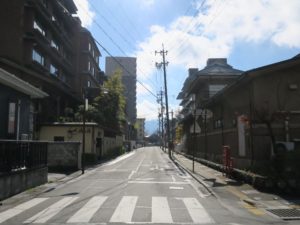 上諏訪温泉 温泉街 大きな温泉旅館やホテルが立ち並びます