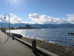 諏訪湖 初島のすぐ近くは、諏訪市湖畔公園として整備されています