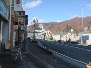 上諏訪駅前の商店街 丸光百貨店がなくなったので空が広くなりました