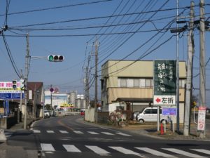 東武観光前バス停の先にある交差点 杉戸天然温泉 雅楽の湯へはここを左折します