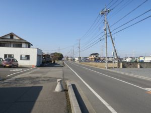 東武観光前バス停の先にある交差点を曲がったところ 杉戸天然温泉 雅楽の湯へは、これをそのまままっすぐ進みます