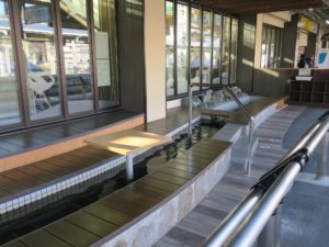 JR常磐線 湯本駅 1番線 改札横に足湯があります
