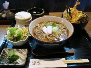 冷やし掛けそばとミニ天丼のセット 海鮮・そば ダイニング 源家にて