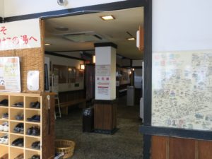 いわき湯本温泉 さはこの湯 館内 備え付けのスリッパに履き替えてから入ります 写真奥に自動券売機があります
