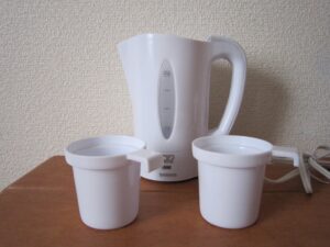ワールドポット 旅行用電気ケトル 小さいコップが2つ付いています